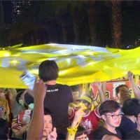 高舉百公尺長「超級黃絲帶」罷韓遊行催出市民投票熱情