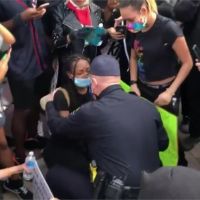 與民眾一起為非裔發聲！美國警察單膝下跪致意