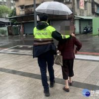 老婦散步迷途助返家　警幫撐傘背影溫馨