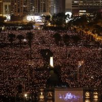 香港六四燭光晚會悼念和平舉行 逾18萬人參加