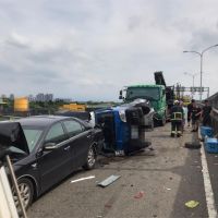 快新聞／國道1接台64匝道8台車連環追撞 1台貨車翻覆2人受輕傷急救