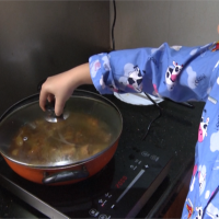 緬甸8歲小廚神疫情間爆紅 靠拿手菜外賣賺零用錢