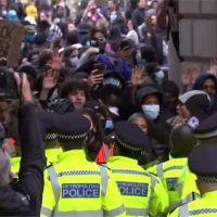 英國「反種族歧視」示威爆警民衝突！天后瑪丹娜也現身