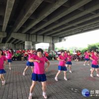 大安運動嘉年華會　500人邁力表演土風舞
