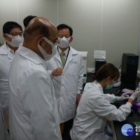 蘇貞昌訪視高端疫苗公司　期待疫苗開發更順利