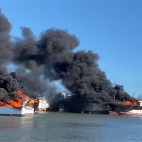 鹽埔漁港10船大火狂燒 濃煙直竄天際