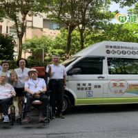 壽星生日藏驚喜　兄弟姐妹合作捐社福團體復康巴士