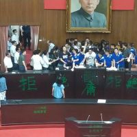 林為洲綁鐵鍊肉身霸占主席台要求撤回名單…民眾黨蔡壁如這麼說！