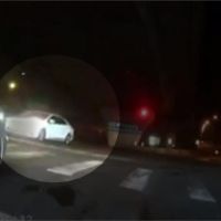 左轉車疑未等號誌燈亮 直行騎士遭狠撞彈飛
