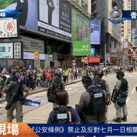 快新聞／港人身帶「香港獨立」旗幟遊行 涉嫌違反「港區國安法」遭逮捕
