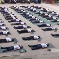孟加拉員警染疫風險高 做瑜伽強化身心