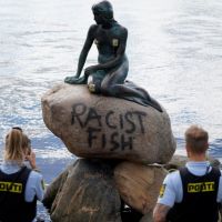被控「種族歧視魚」　丹麥小美人魚像遭塗鴉
