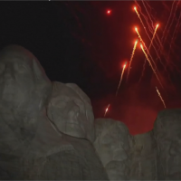 川普總統山演說迎國慶 批拆雕像毀美國歷史文化