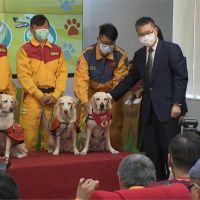 通過MRT 徐國勇為搜救犬認證授階