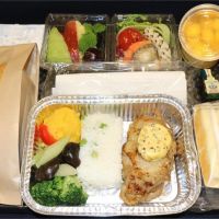 快新聞／後疫情時代 華航3小時以上航班今起提供「防疫熱餐」