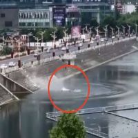 貴州一公車衝入水庫 21死15傷