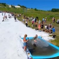 夏天也能滑雪！俄羅斯度假中心鋪設滑雪道吸客
