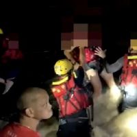 快新聞／2男子昨受困烏來國中旁河道 已獲消防人員救援