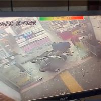 驚險一瞬間！5歲童站機車踏墊 催油門撞爆超市門