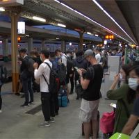 彰化火車站自強號出軌 延誤上萬旅客行程