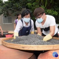 王惠美參訪在地産業　黑豆變醬油員林「新合順」