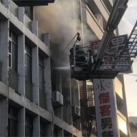 快新聞／高雄市民宅大火 濃煙狂竄1女3童獲救