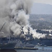 停泊加州美軍兩棲攻擊艦爆炸起火 至少18人送醫