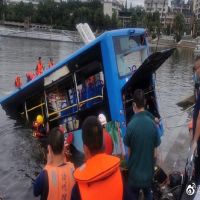 公車墜入水庫36人死傷　貴州警方：駕駛不滿拆遷安置故意犯案