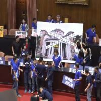 藍白合作反對陳菊入主監院　民眾黨加入議場抗爭