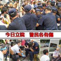 擋下陳菊進議場 抗議群眾推擠警人牆 丟水瓶嗆拒回