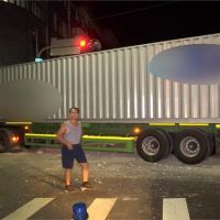35噸貨櫃車撞進民宅 屋主凌晨聞巨響嚇壞