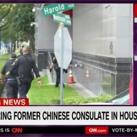 中國強關美國駐成都領事館 民眾館前放鞭炮被逮捕