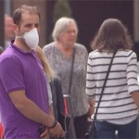 武漢肺炎疫情仍嚴峻 英國政府宣布：公共場所「強制戴口罩」