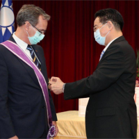 快新聞／吳釗燮頒贈勳章 駐瑞典代表言禾康：台灣是亞洲閃耀的民主典範
