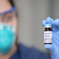 美國莫德納藥廠：新冠疫苗最快年底投入使用