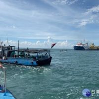 離岸風電衝擊海洋生態　漁船包圍施工船