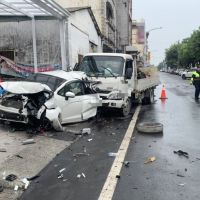 屏東潮州小貨車失控連環撞　六車受損無人傷