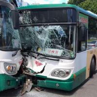 砰！同公司公車松機前對撞 車頭全毀嚴重變形