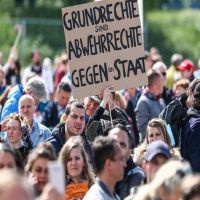 德國萬人抗議「口罩讓我們變奴隸」 科索沃總理中鏢