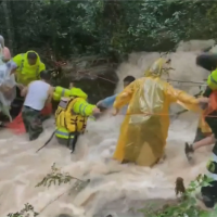 颱風哈格比重創浙江 有車卡洪水中 還有女子被強風吹走身亡