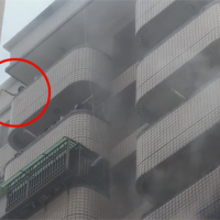 大樓火警住戶揮毛巾求救 「雲梯車不夠高」緊急疏散