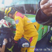 離奇！18歲女騎士對撞公車 雙腿「插進車頭」身體倒掛
