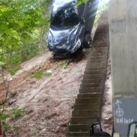 小客車衝出護欄翻5米高山坡 倒栽蔥卡樹叢2人獲救