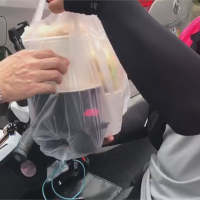 外送員控不給塑膠袋 害湯麵翻倒燙傷手臂