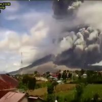 印尼錫納朋火山噴發 無人傷亡航班正常