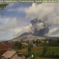 印尼錫納朋火山又爆發！火山灰直衝天際如「末日降臨」