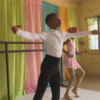 奈及利亞11歲男孩愛芭蕾 雨中跳舞影片爆紅赴美國圓夢