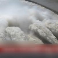 建庫以來最大洪峰來襲 三峽大壩11孔全開洩洪 兩萬多家商鋪被淹沒