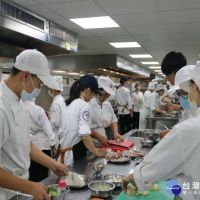 環保署與弘光科大辦惜食夏令營　高中職學生挑戰零廚餘料理