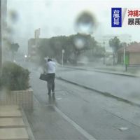 巴威龜速移動「凌遲」沖繩那霸 強風暴雨吹爛傘！民眾走路都困難